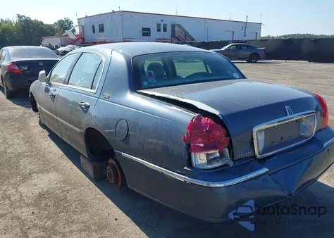 2005 Lincoln Town Car Signature Limited из США, поврежденный, VIN 1LNHM82W85Y649993